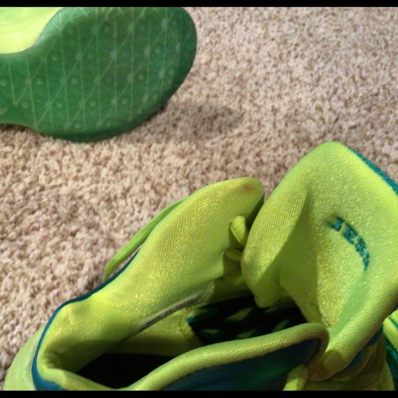 NikeiD sz 7 like new basketball sneakers womens, green and yellow - Picture 4 of 7